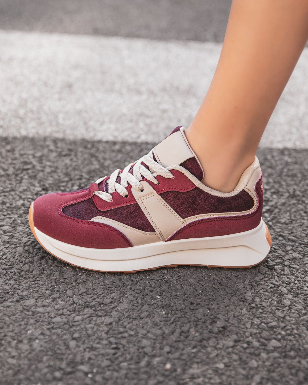 Basket femme bordeaux et beige a lacets Marion Casualmode.be