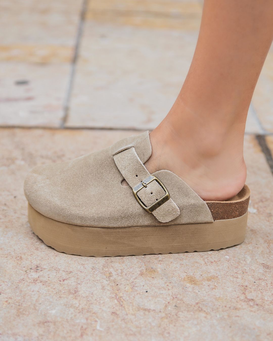 Sabots femme en CUIR taupe avec boucle - Clara